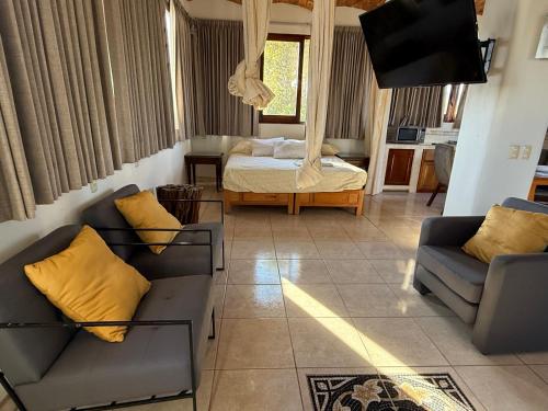 a living room with two couches and a bed at Departamento paraíso in Lo de Marcos