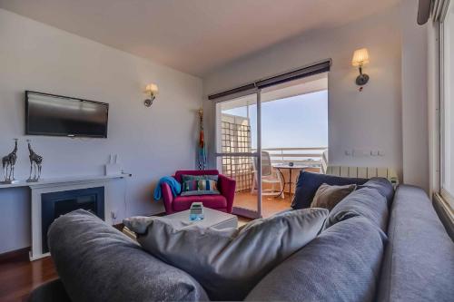135 - Beachfront Apartment with Pool, Fuengirola!