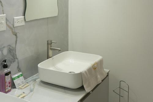 a white sink sitting on a counter in a bathroom at Brisas del Mar in Chumical
