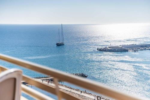 135 - Stunning Beachfront Apartment with Pool, Fuengirola!