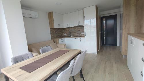 Kuchyň nebo kuchyňský kout v ubytování Apartmaji Sopotnik