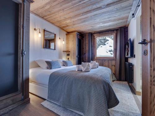 - une chambre avec 2 lits et une télévision dans l'établissement Appart. de 3 ch. avec jacuzzi, Wi-Fi, parking, à 500m des pistes - FR-1-690-14, à La Rosière