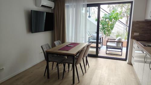 TV a/nebo společenská místnost v ubytování Apartmaji Sopotnik