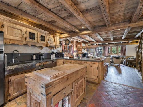 Chalet 6 chambres avec jacuzzi et sauna, proche télécabine et navette gratuite, Méribel Raffort - FR-1-566-8