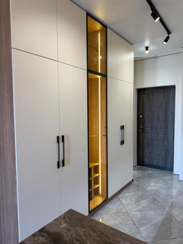 敖德萨Rodos Arcadia Apartment的一间设有白色橱柜和门的房间