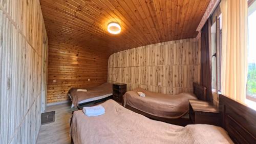 Postel nebo postele na pokoji v ubytování River side SVANETI