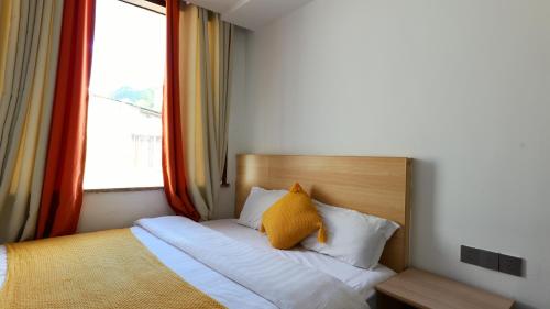 Ένα ή περισσότερα κρεβάτια σε δωμάτιο στο Border Town International Youth Hostel Fenghuang Ancient City Bar Street Branch