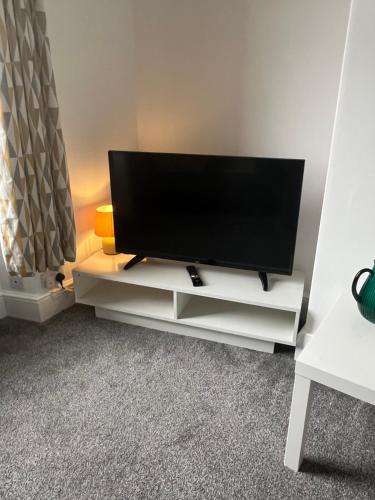 Μια τηλεόραση ή/και κέντρο ψυχαγωγίας στο 1 Bed Flat