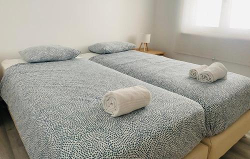 2 camas con toallas en un dormitorio en SwordFish Charming Retreat, en Peniche