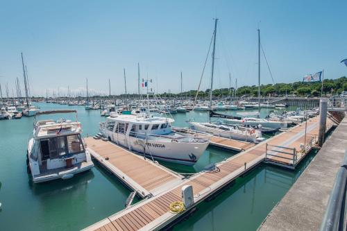 ル・ヴェルドン・シュル・メールにあるLa Villa des Dunes à la Plage Chambretteの船の集団