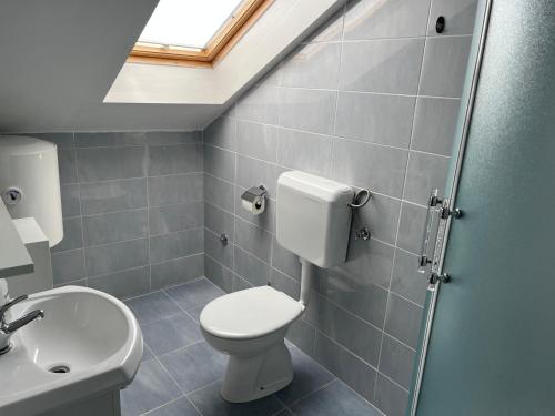 une salle de bains avec toilettes et lavabo dans l'établissement Apartment Niva, à Nin