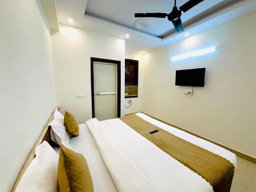 Μια τηλεόραση ή/και κέντρο ψυχαγωγίας στο Diamond Home stay - Near Reliance Mart