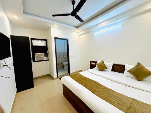 Ένα ή περισσότερα κρεβάτια σε δωμάτιο στο Diamond Home stay - Near Reliance Mart