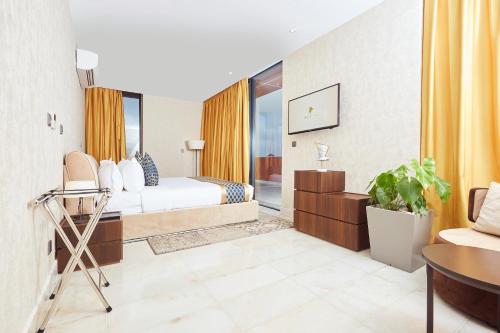 Postel nebo postele na pokoji v ubytování Bel Air Crest Hotel & Suites