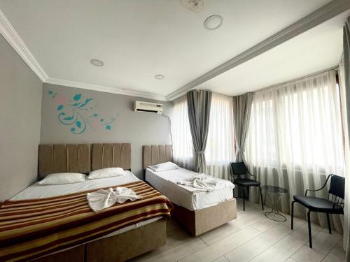 une chambre d'hôtel avec un lit et un bureau dans l'établissement Hotel Yasmin, à Istanbul