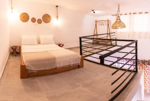 アビジャンにあるGoya Resorts & SPAの部屋にベッドがある寝室