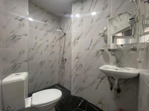 une salle de bain blanche avec toilettes et lavabo dans l'établissement Hotel Yasmin, à Istanbul
