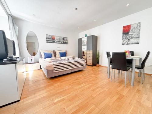 Studio King Bed & Kitchen - near Prater, no Elevator 4th Floor