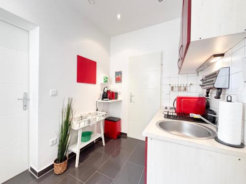 Studio King Bed & Kitchen - near Prater, no Elevator 4th Floor