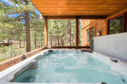 Foto de la galería de Truckee Timbers at Gray's Crossing by Tahoe Getaways - 4BR w Hot Tub, Ping Pong & EV en Truckee