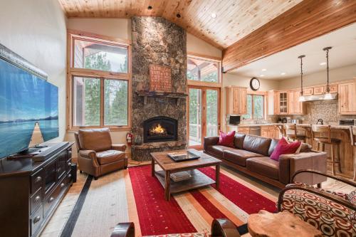 Un lugar para sentarse en Truckee Timbers at Gray's Crossing by Tahoe Getaways - 4BR w Hot Tub, Ping Pong & EV