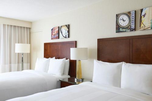 Ένα ή περισσότερα κρεβάτια σε δωμάτιο στο Marriott Chicago O’Hare