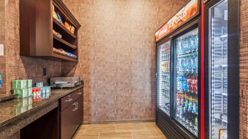 Kuchyň nebo kuchyňský kout v ubytování Cobblestone Hotel & Suites - Foley