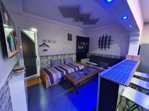 una sala de estar con una cama y una mesa en wunderschöne Wohnung in Imi Ouaddar, en Agadir nʼ Aït Sa