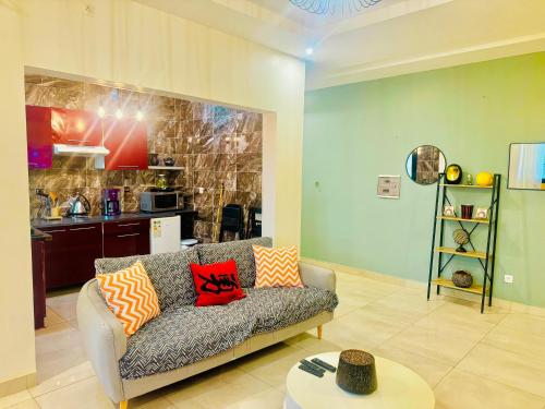 un soggiorno con un divano e un tavolo di Teranga SN a Dakar