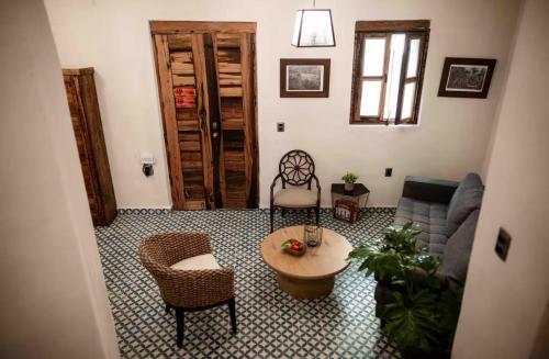 a living room with a couch and a table at Casa Romina in Guanajuato