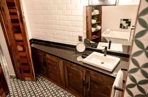 a bathroom with a sink and a mirror at Casa Romina in Guanajuato