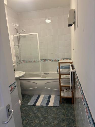 Koupelna v ubytování 2 bed Beachfront Apartment Inchydoney Cork