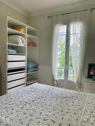 une chambre avec un lit et une fenêtre dans l'établissement Appartement Nice Chic Centre Libération, à Nice