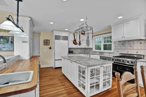 Η κουζίνα ή μικρή κουζίνα στο Classic Quogue Family Home