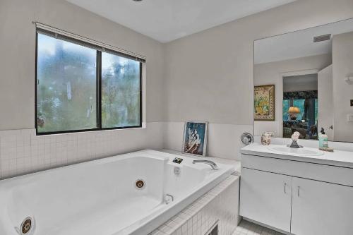 Ένα μπάνιο στο Classic Quogue Family Home