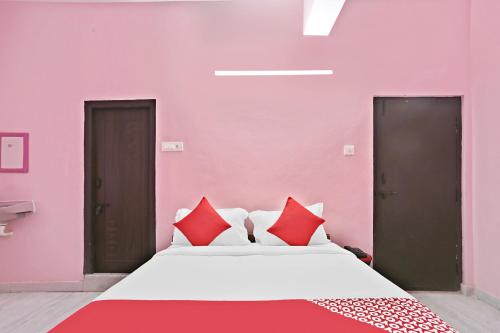 Hotel O Sruan Inn Kamineni Bus Stopにあるベッド