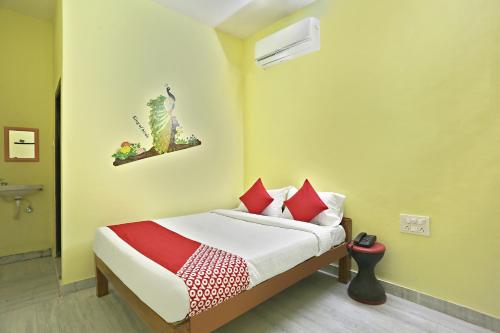 Hotel O Sruan Inn Kamineni Bus Stopにあるベッド
