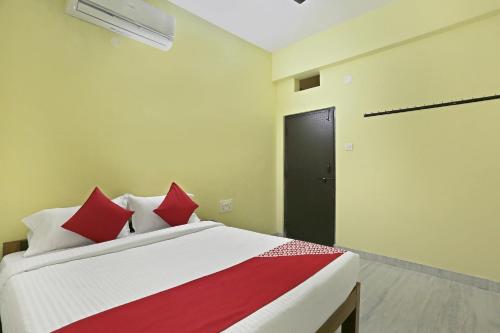 Hotel O Sruan Inn Kamineni Bus Stopにあるベッド