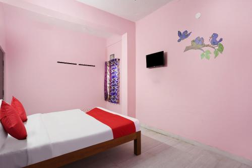 Hotel O Sruan Inn Kamineni Bus Stopにあるテレビまたはエンターテインメントセンター