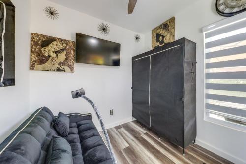 Televisyen dan/atau pusat hiburan di Mod Bungalow with Ultra-Private Outdoor Hang Space!