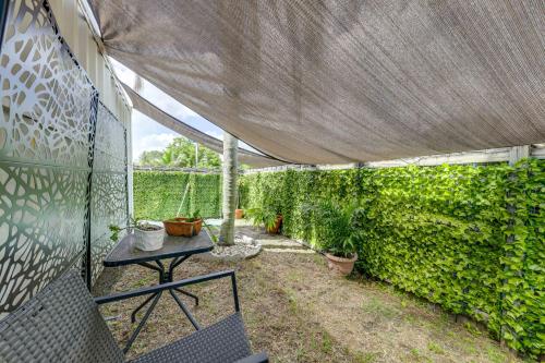 Taman di luar Mod Bungalow with Ultra-Private Outdoor Hang Space!