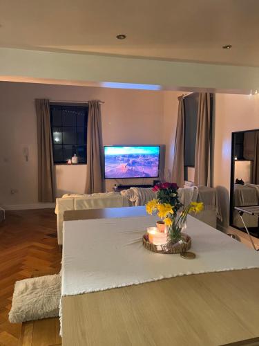 LindleyにあるModern apartment with pool tableのリビングルーム(ソファ、花のテーブル付)
