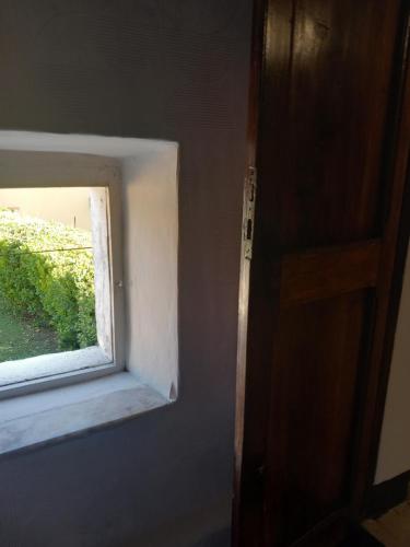 a window in a room next to a door at A casa di Marti in Capodimonte