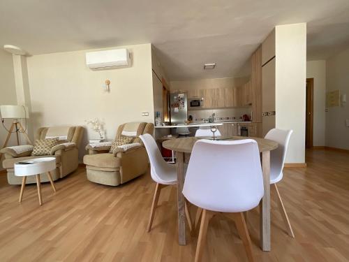 a kitchen and living room with a table and chairs at Aposentos AOVE On Tour in Villacarrillo