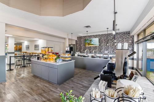 a room with a kitchen and a counter with fruits at Sunset Cove - Water View in Sarasota