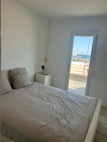um quarto com uma cama com vista para a praia em Maison face a la mer em Sainte-Marie-la-Mer