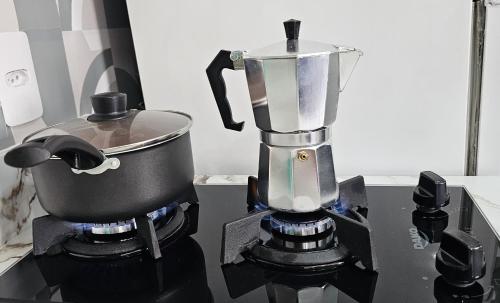 een blender op het fornuis met een pot erop bij Lar Longe de Casa in Sao Paulo