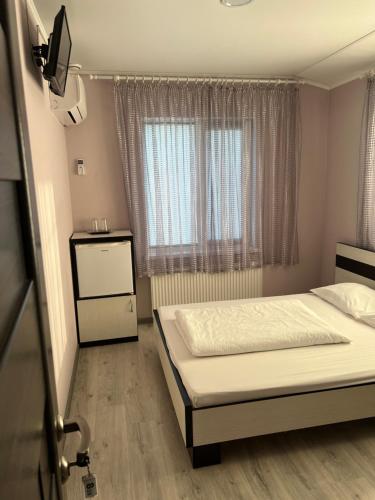 Postel nebo postele na pokoji v ubytování Guest House MAX