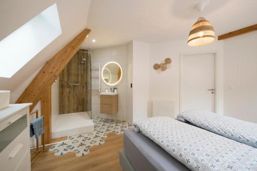 - une chambre avec un lit et une salle de bains dans l'établissement L'Authentique Spacieux duplex 2 salles de bains, à Haguenau