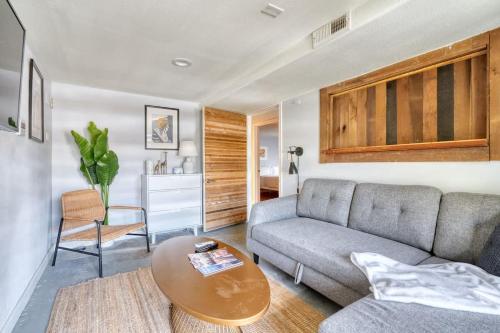 Posezení v ubytování Unique Portland Home in Pearl District Sleeps 4